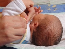Les soins de bébé réalisés par l'auxiliaire de puériculture
